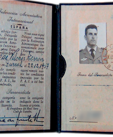 Carnet de paracaidista internacional de José Vilchez