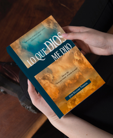 Libro "Lo que Dios me dijo" en las manos