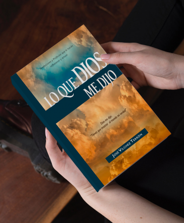 Libro "Lo que Dios me dijo" en las manos