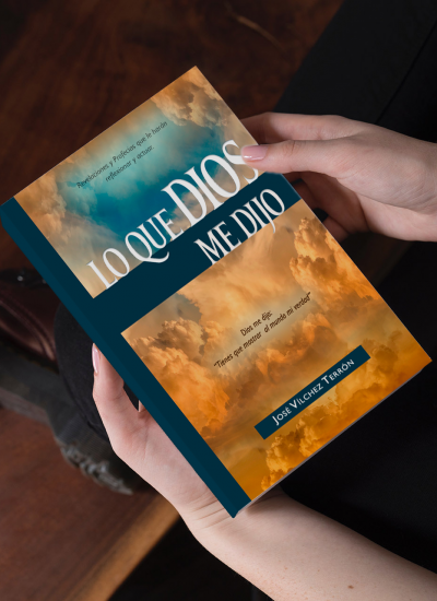 Libro "Lo que Dios me dijo" en las manos